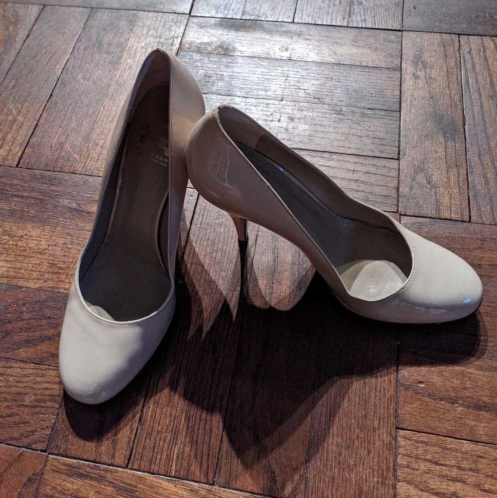 Burberry nude round toe pumps 37.5